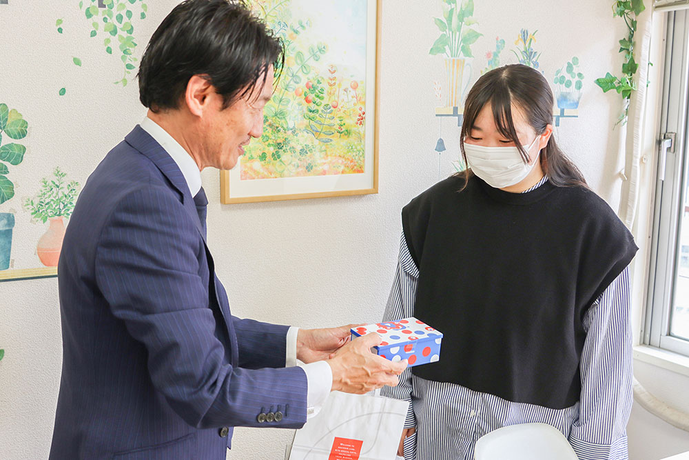 お土産に万博キャラ「ミャクミャク」缶のお菓子を