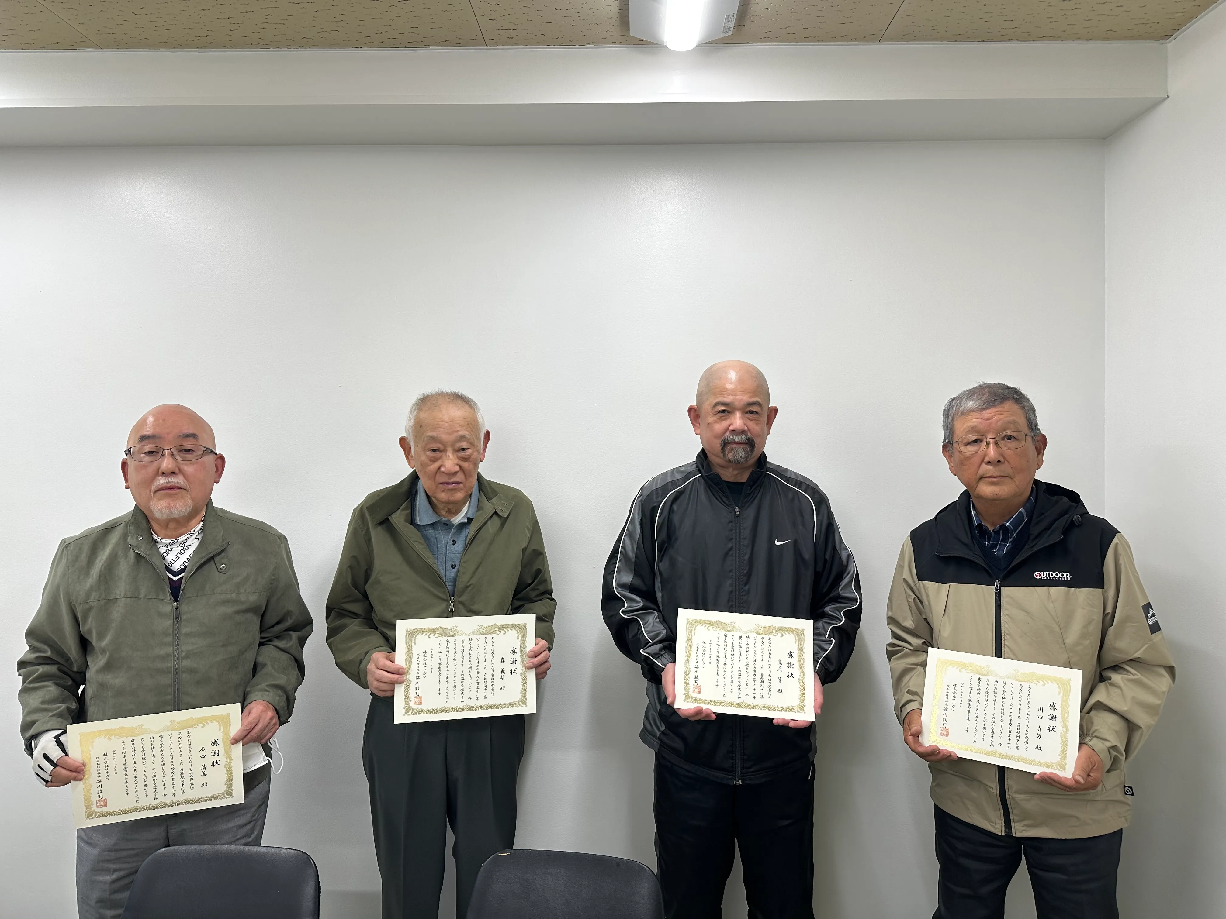 感謝状と記念撮影の写真