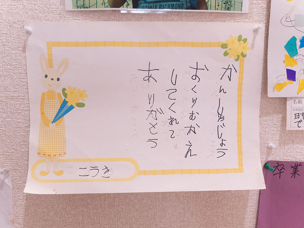 漆黒の中に金のタカマーク。しっかりとした立派なケースに入れてお届け
